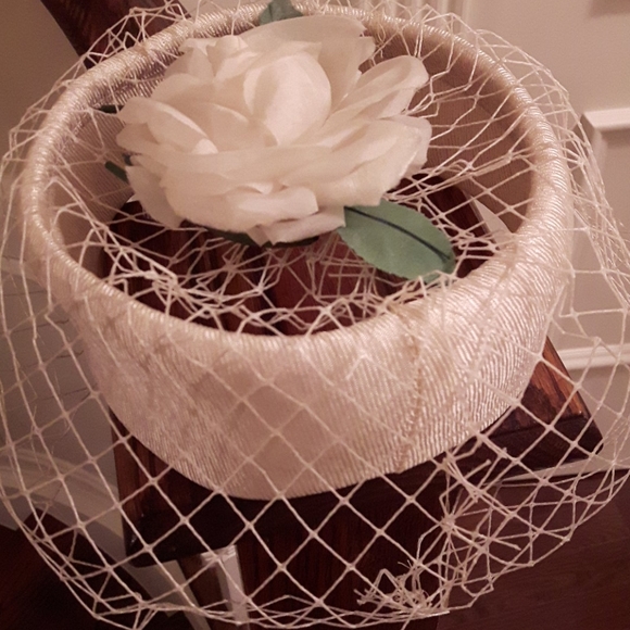 🛍️NWOT Headpiece with veil and rose - Picture 3 of 5